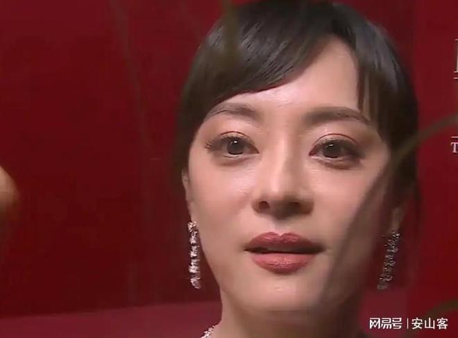 坏杨幂不敢露脸只有赵今麦扛住了！不朽情缘网站芭莎之夜被镜头签吓(图9)