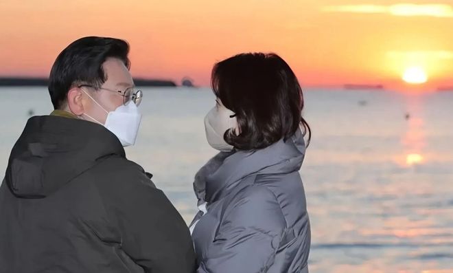 3位女人个个有颜又有才他算是赢麻了！mg不朽情缘游戏试玩细数李在明身边的(图2)