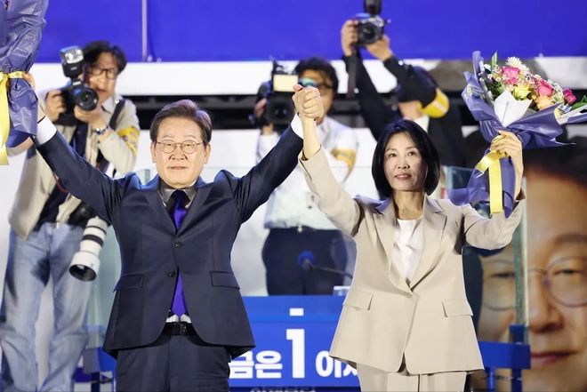 3位女人个个有颜又有才他算是赢麻了！mg不朽情缘游戏试玩细数李在明身边的(图21)